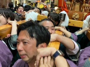 つつみはじめ前橋市議会議員がお神輿を担ぐ