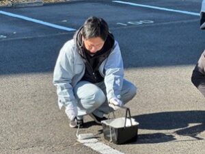 つつみはじめ前橋市議会議員がライン引きをする