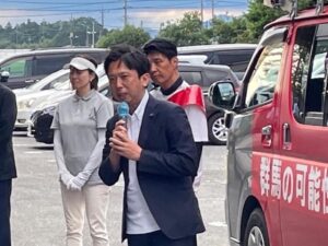 つつみはじめ前橋市議会議員が演説をする