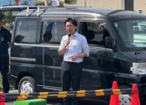 つつみはじめ前橋市議会議員が演説する