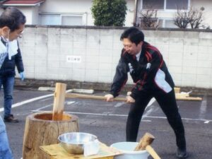 つつみはじめ前橋市議会議員が餅つきをする