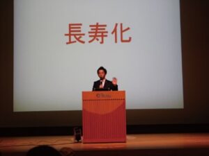 つつみはじめ前橋市議会議員が高齢化を演説する